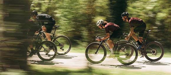 Grupa czterech rowerzystów podczas jazdy