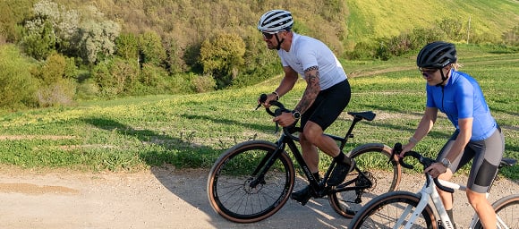 Dwoje rowerzystów jadących ścieżką