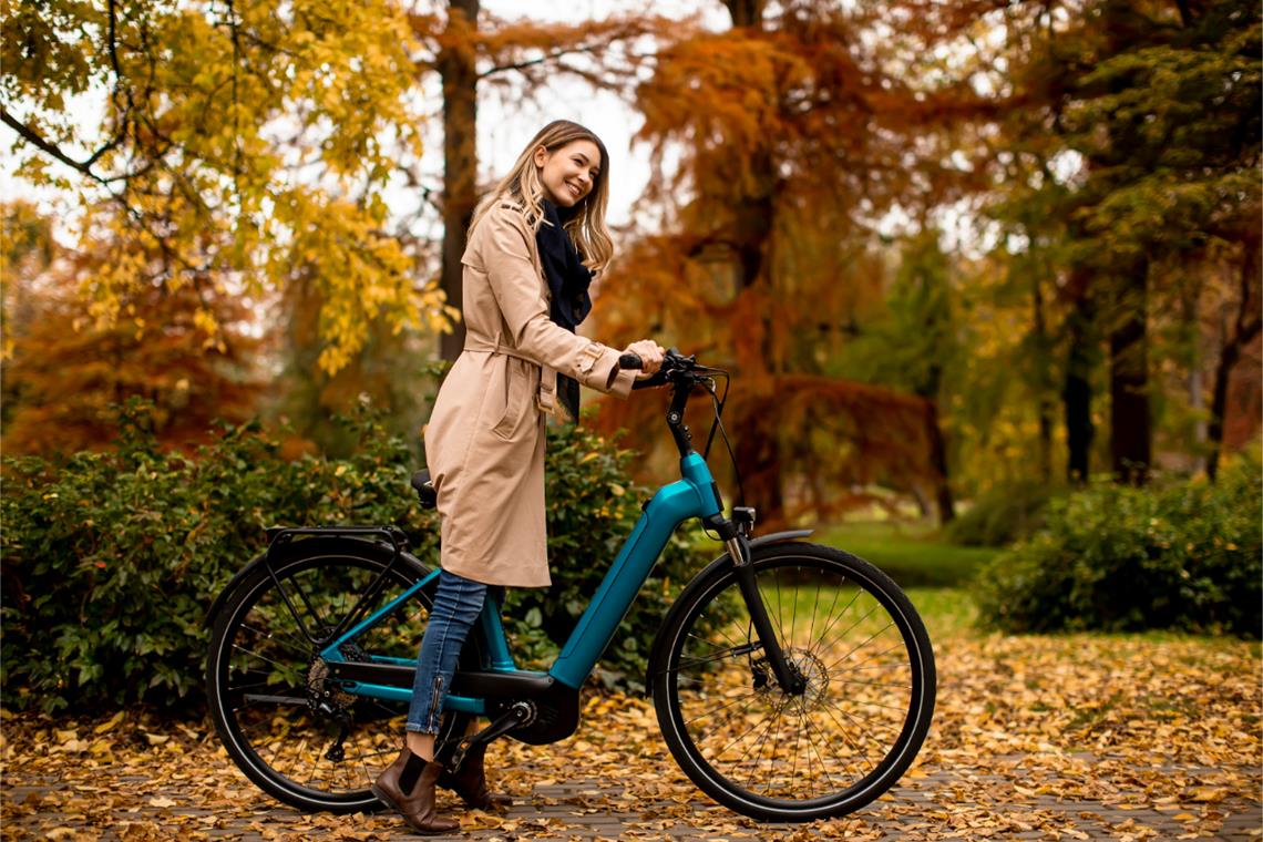Kobieta na rowerze elektrycznym w parku