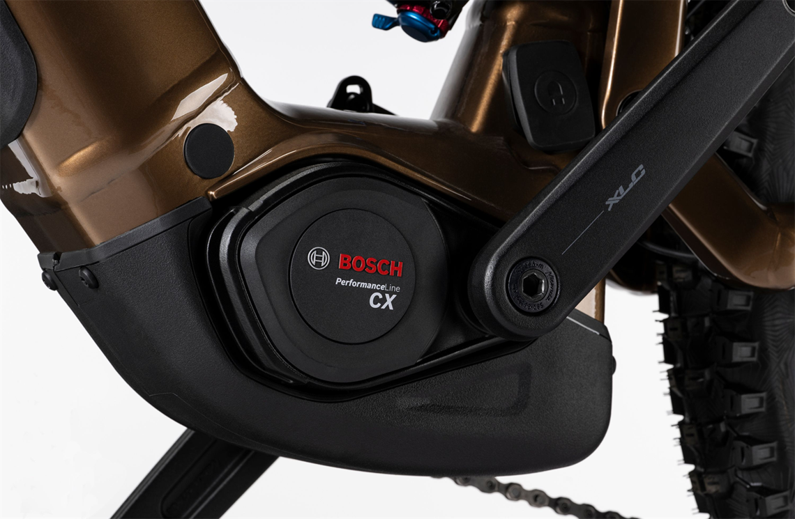 Widziany od lewej strony silnik Bosch Performance Line CX zamontowany w e-bike'u MTB z korbą XLC.