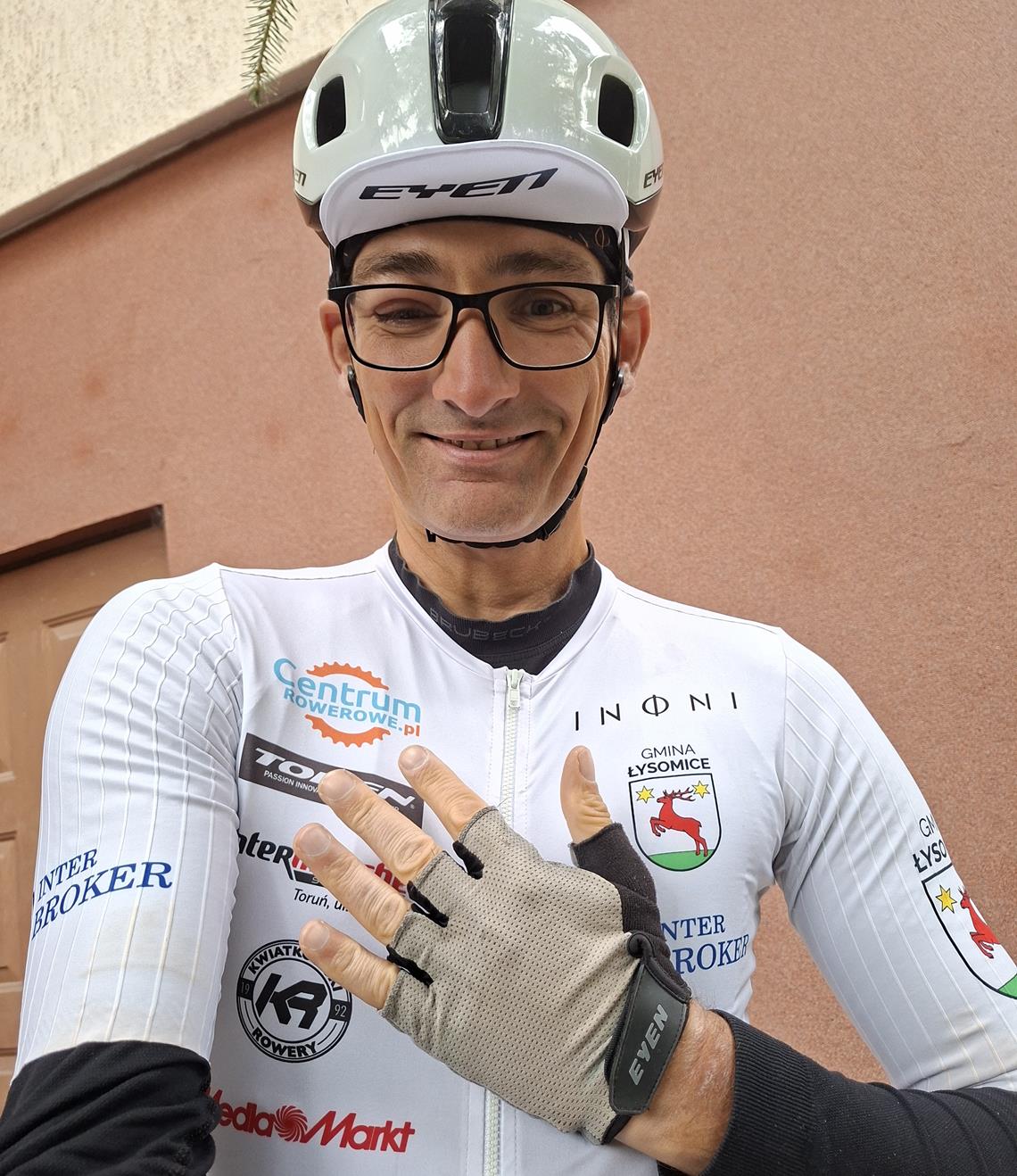 Ultrakolarz Jacek Kwiatkowski uśmiecha się w pełnym stroju kolarskim.
