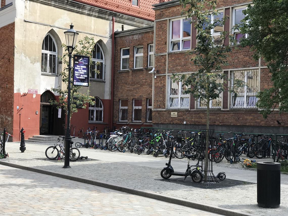 parking rowerowy pod szkołą w czasie akcji Rowerowy Maj