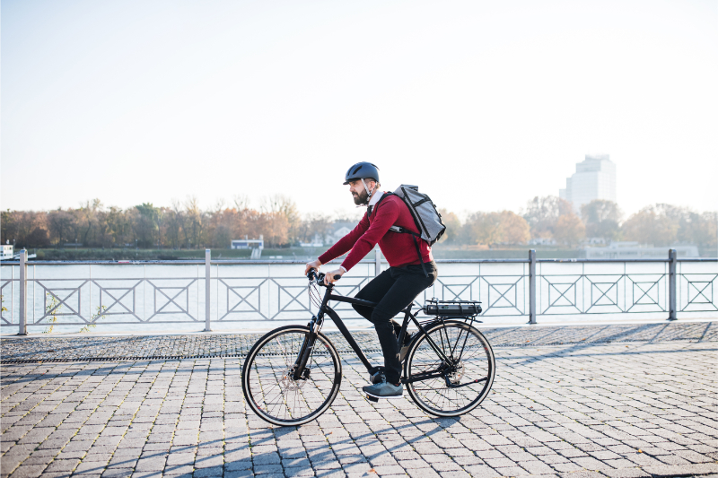 Rowerzysta na elektrycznym rowerze miejskim