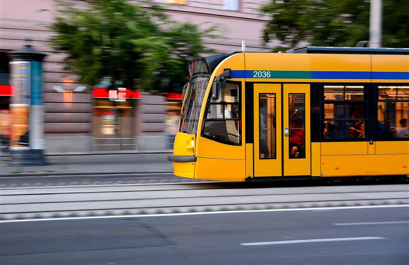 Tramwaj jadący po torach